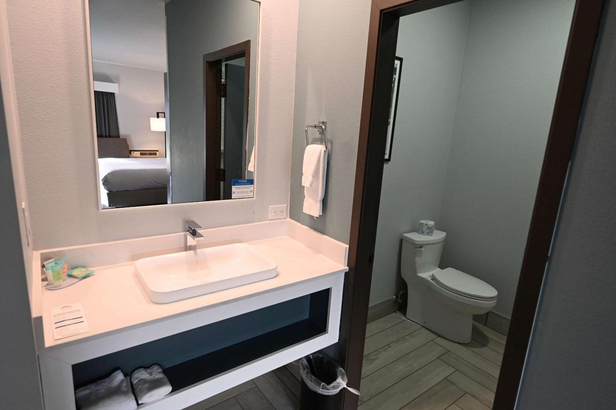 Edgewater Inn And Suites, Ascend Hotel Collection Кус-Бей Экстерьер фото