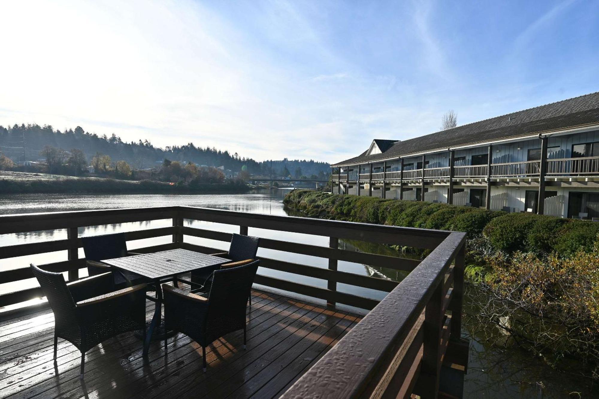 Edgewater Inn And Suites, Ascend Hotel Collection Кус-Бей Экстерьер фото