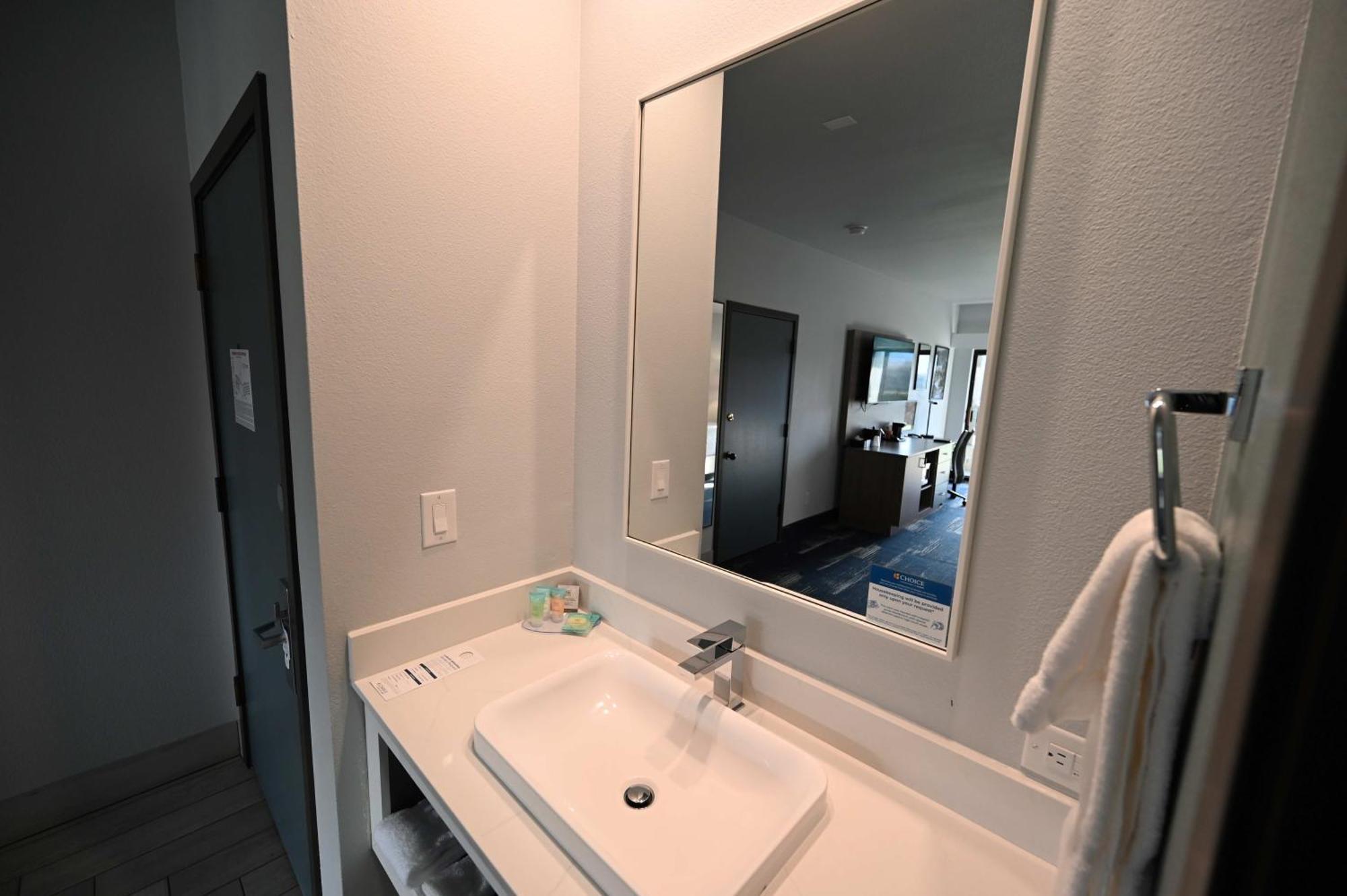 Edgewater Inn And Suites, Ascend Hotel Collection Кус-Бей Экстерьер фото