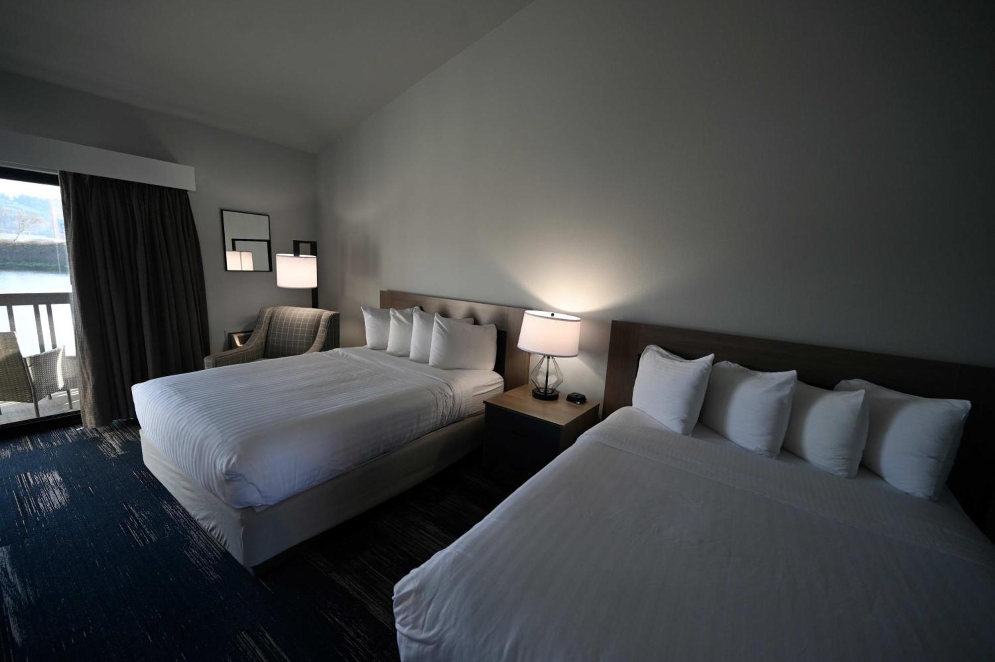 Edgewater Inn And Suites, Ascend Hotel Collection Кус-Бей Экстерьер фото