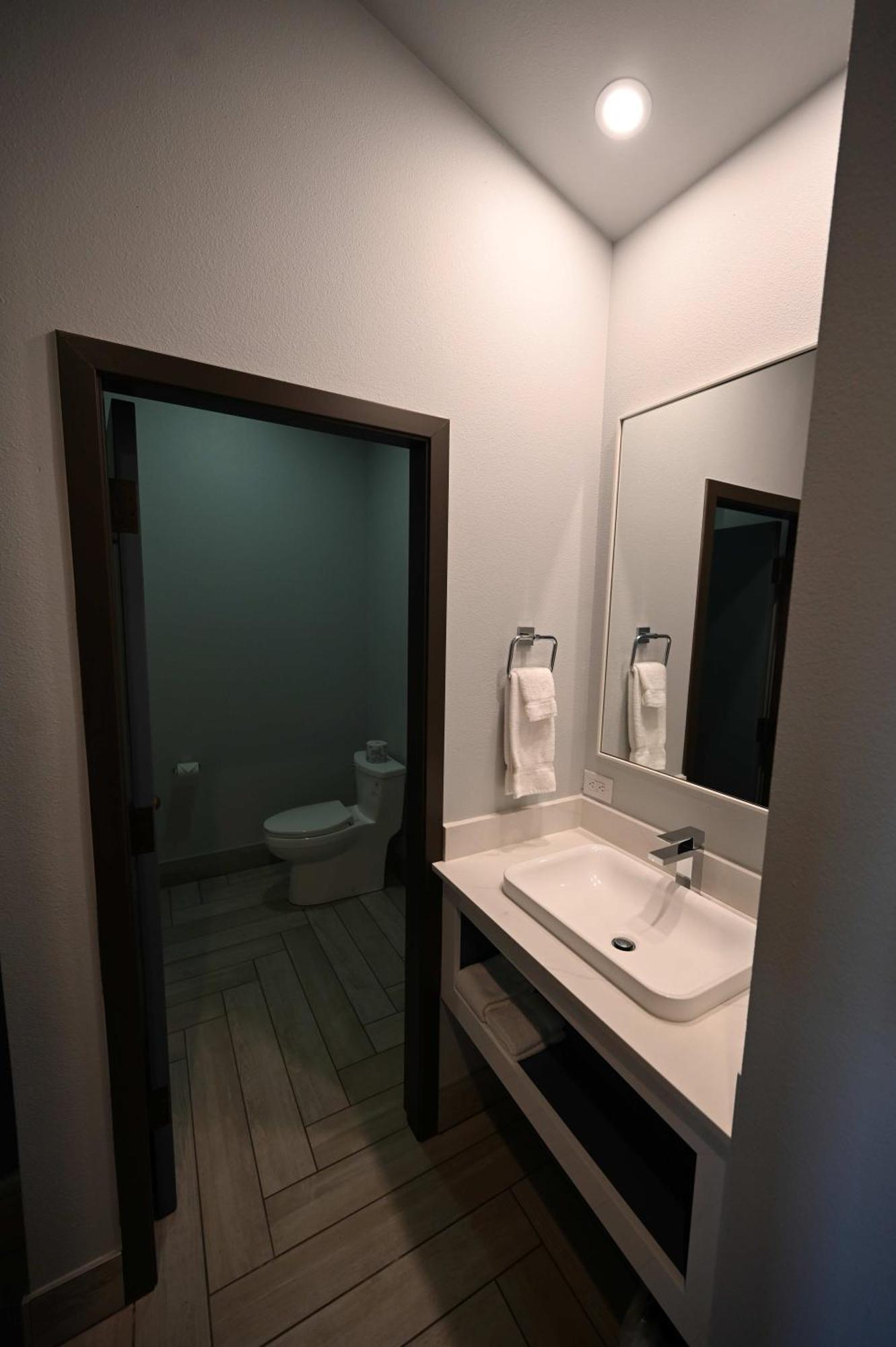 Edgewater Inn And Suites, Ascend Hotel Collection Кус-Бей Экстерьер фото