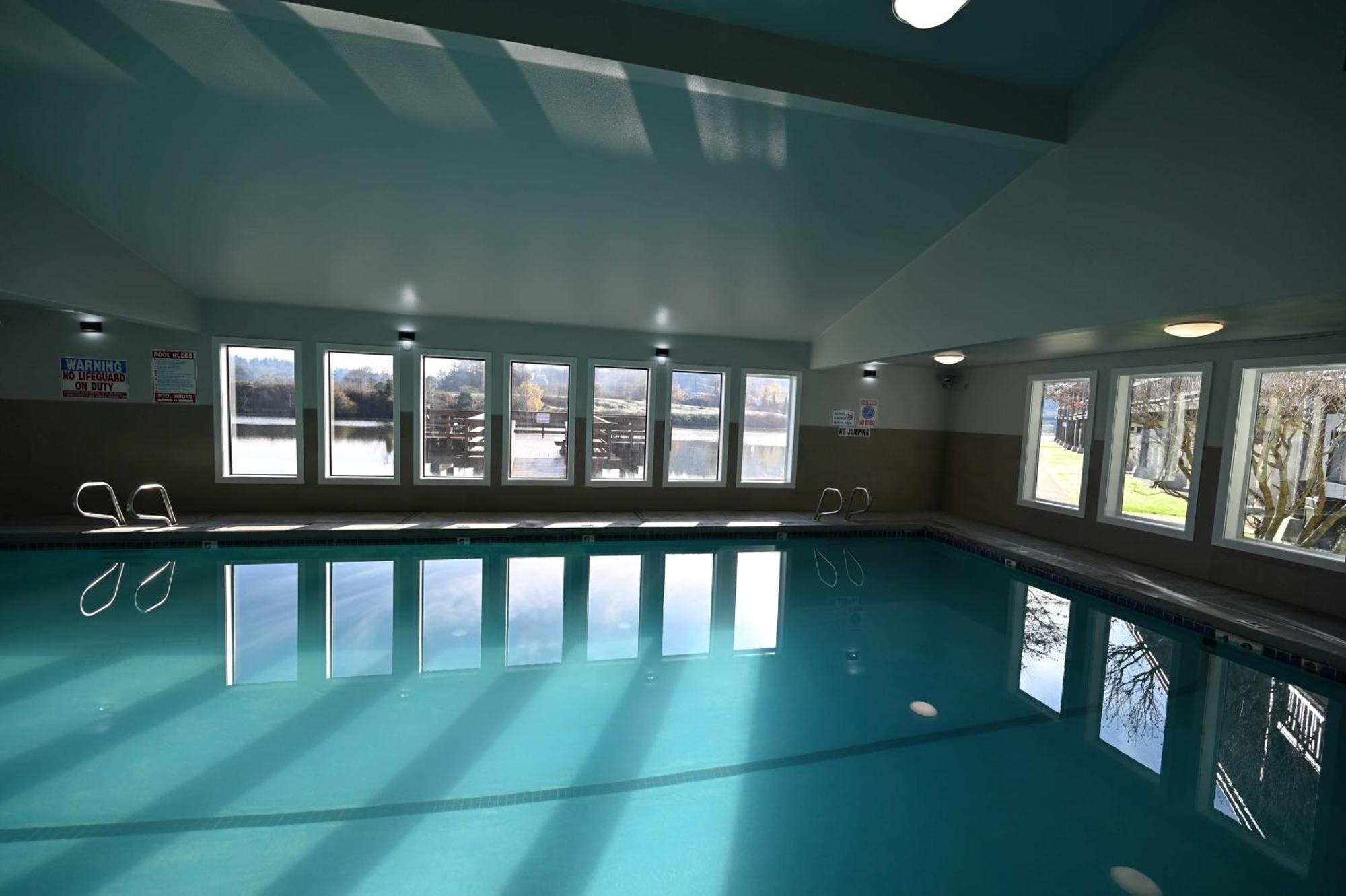 Edgewater Inn And Suites, Ascend Hotel Collection Кус-Бей Экстерьер фото