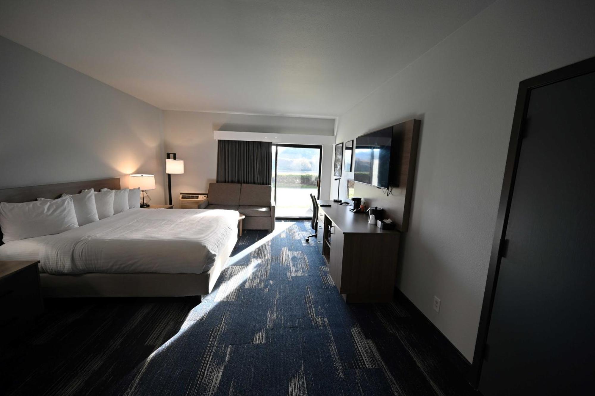 Edgewater Inn And Suites, Ascend Hotel Collection Кус-Бей Экстерьер фото