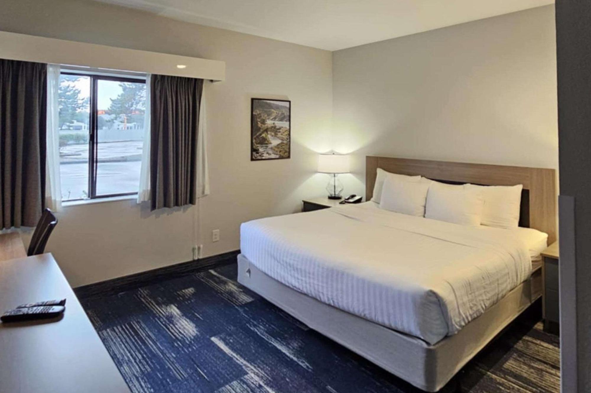 Edgewater Inn And Suites, Ascend Hotel Collection Кус-Бей Экстерьер фото