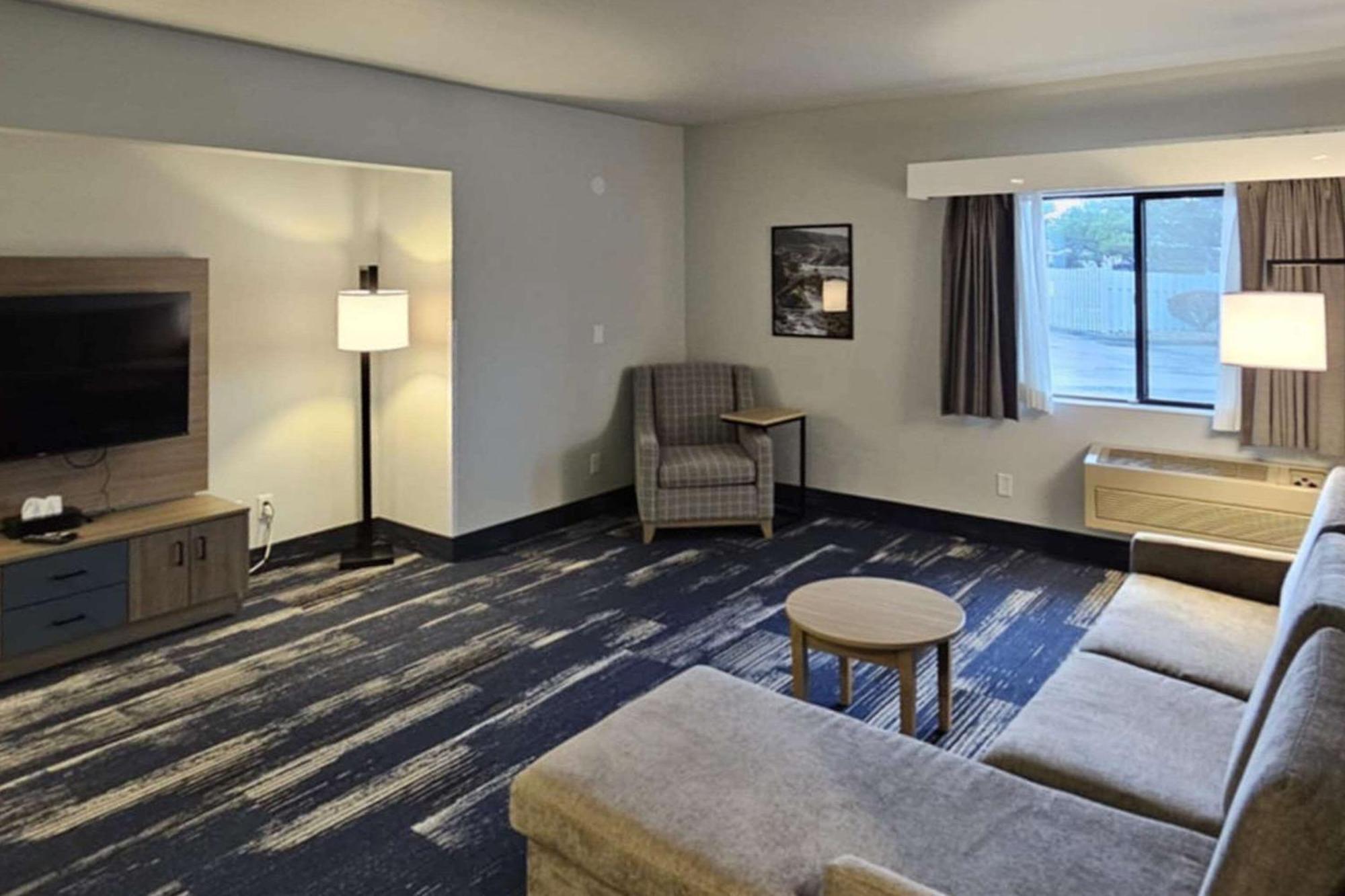 Edgewater Inn And Suites, Ascend Hotel Collection Кус-Бей Экстерьер фото