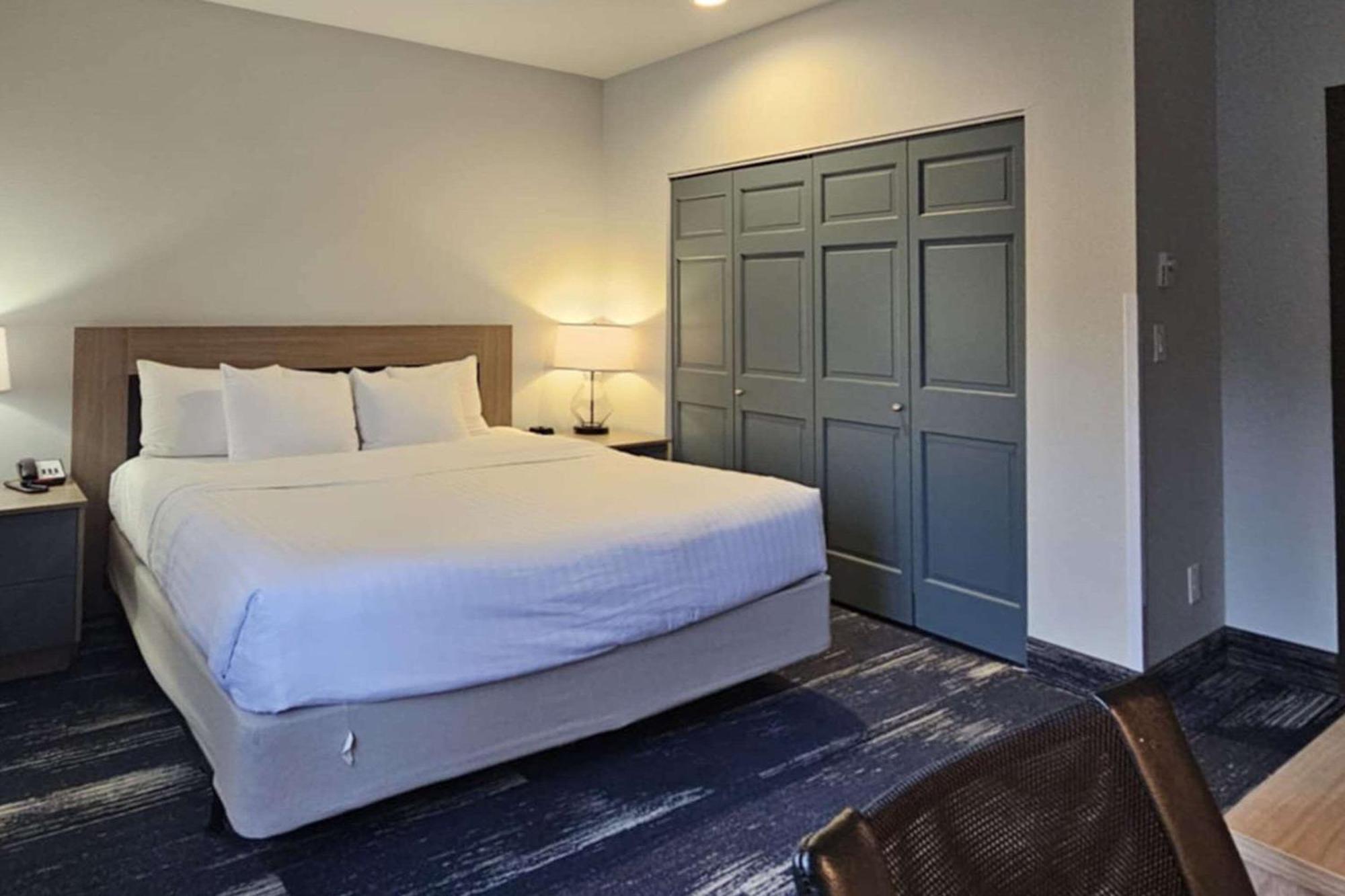 Edgewater Inn And Suites, Ascend Hotel Collection Кус-Бей Экстерьер фото