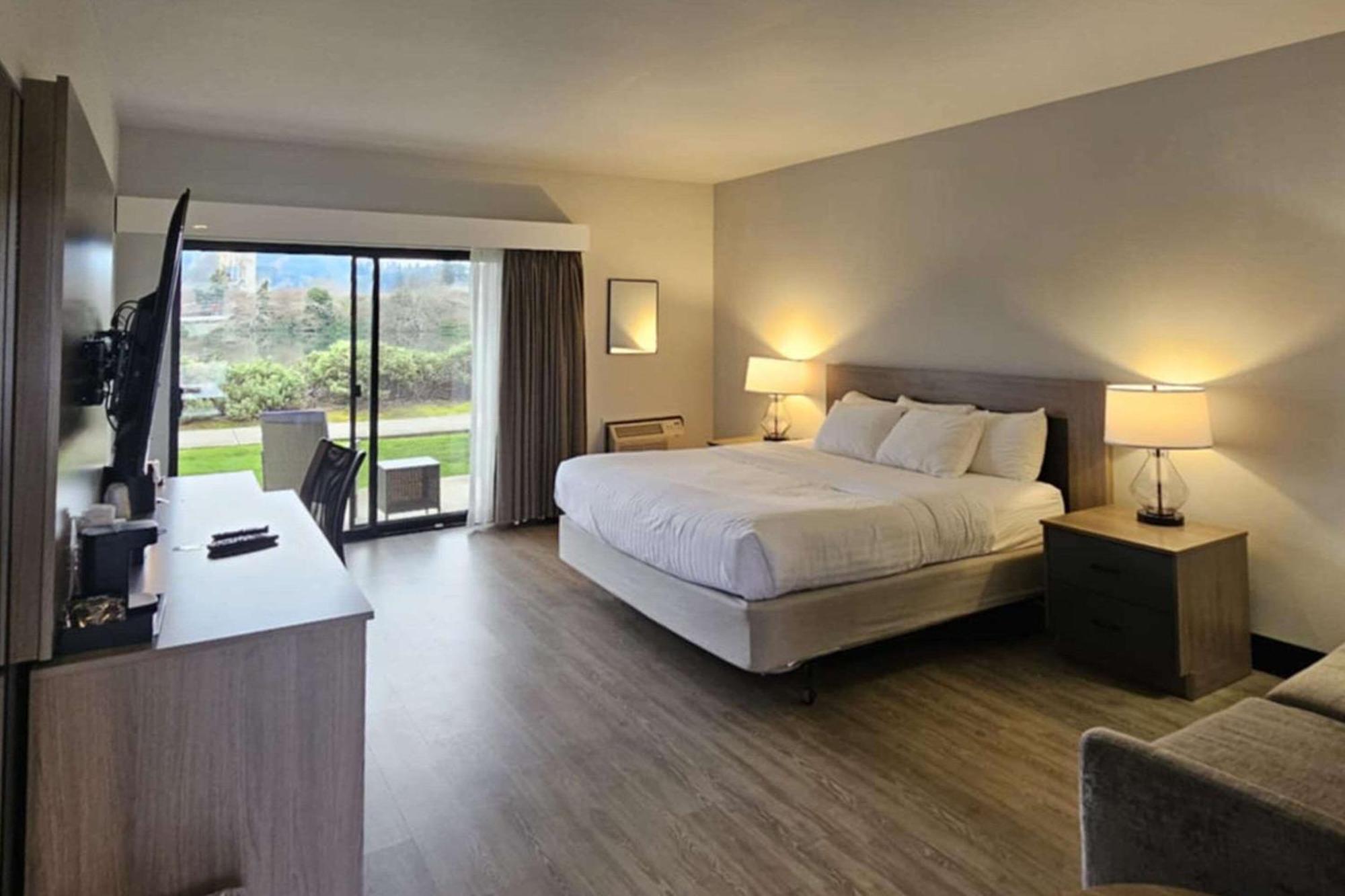 Edgewater Inn And Suites, Ascend Hotel Collection Кус-Бей Экстерьер фото