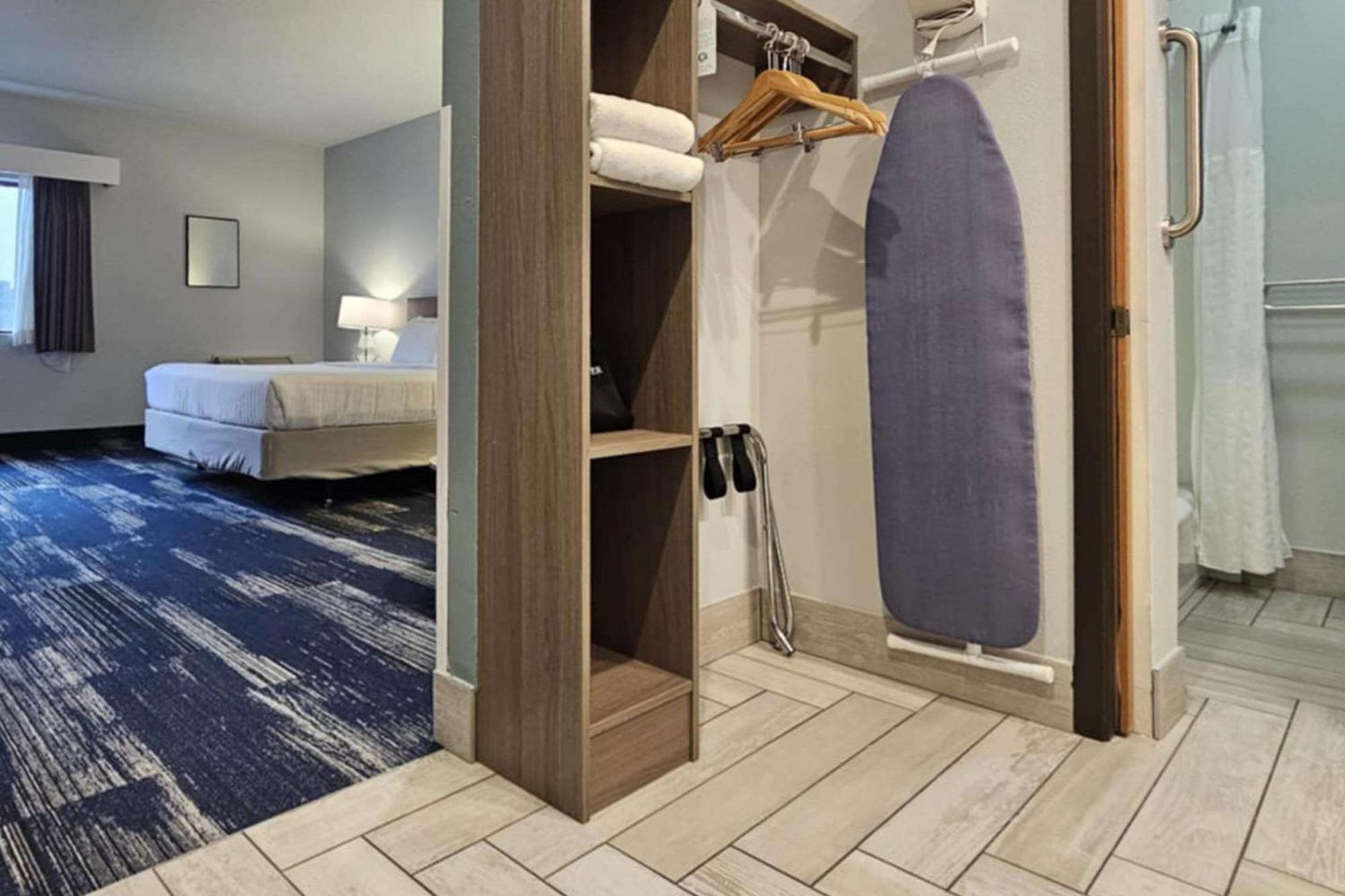 Edgewater Inn And Suites, Ascend Hotel Collection Кус-Бей Экстерьер фото