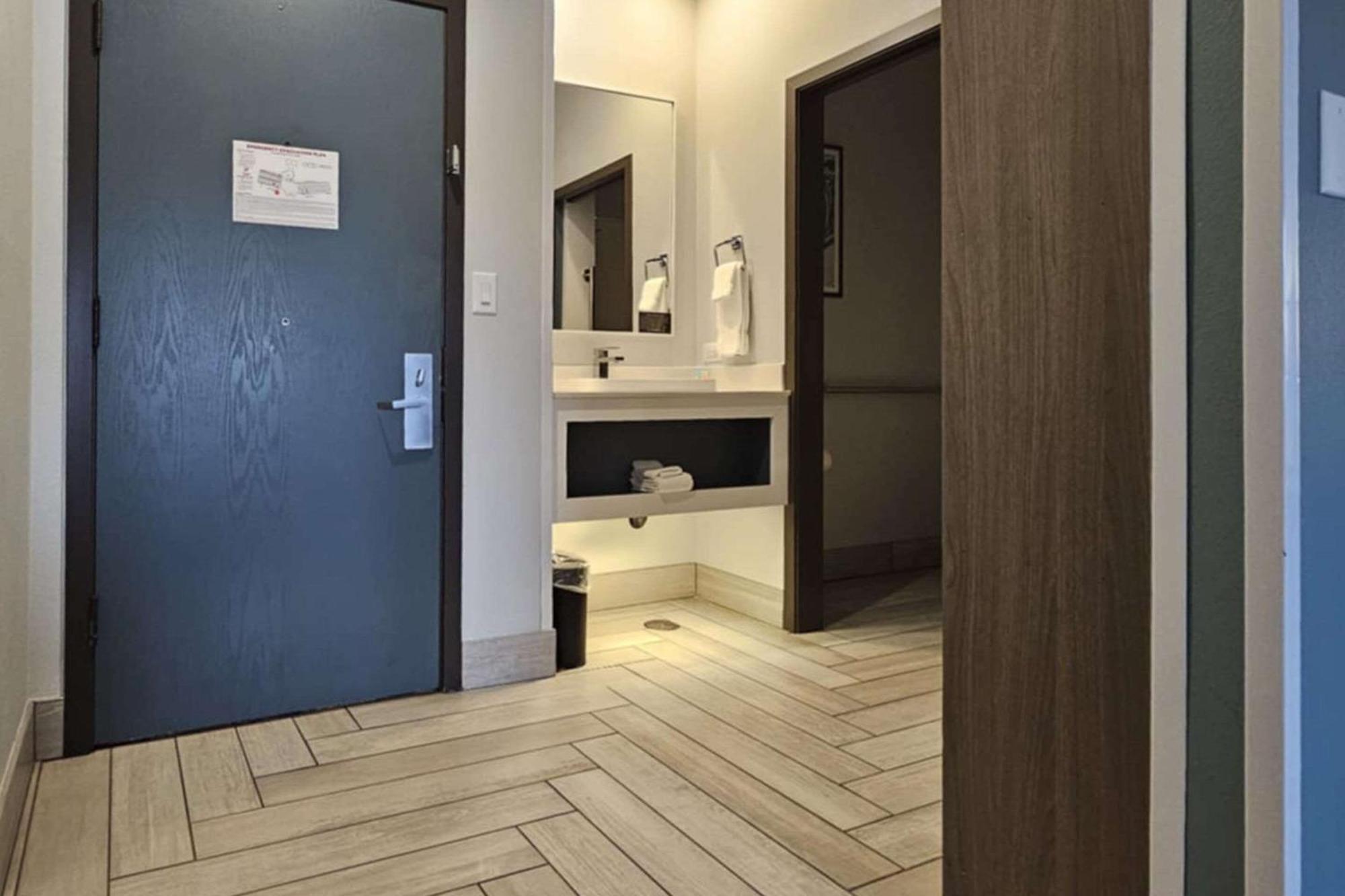 Edgewater Inn And Suites, Ascend Hotel Collection Кус-Бей Экстерьер фото