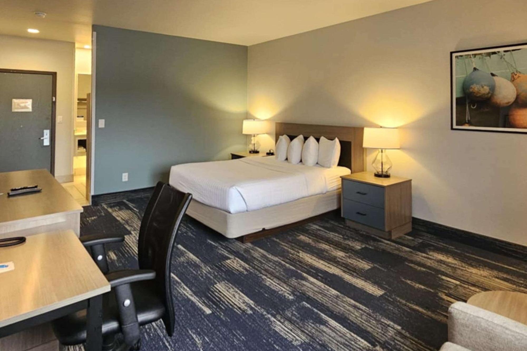 Edgewater Inn And Suites, Ascend Hotel Collection Кус-Бей Экстерьер фото