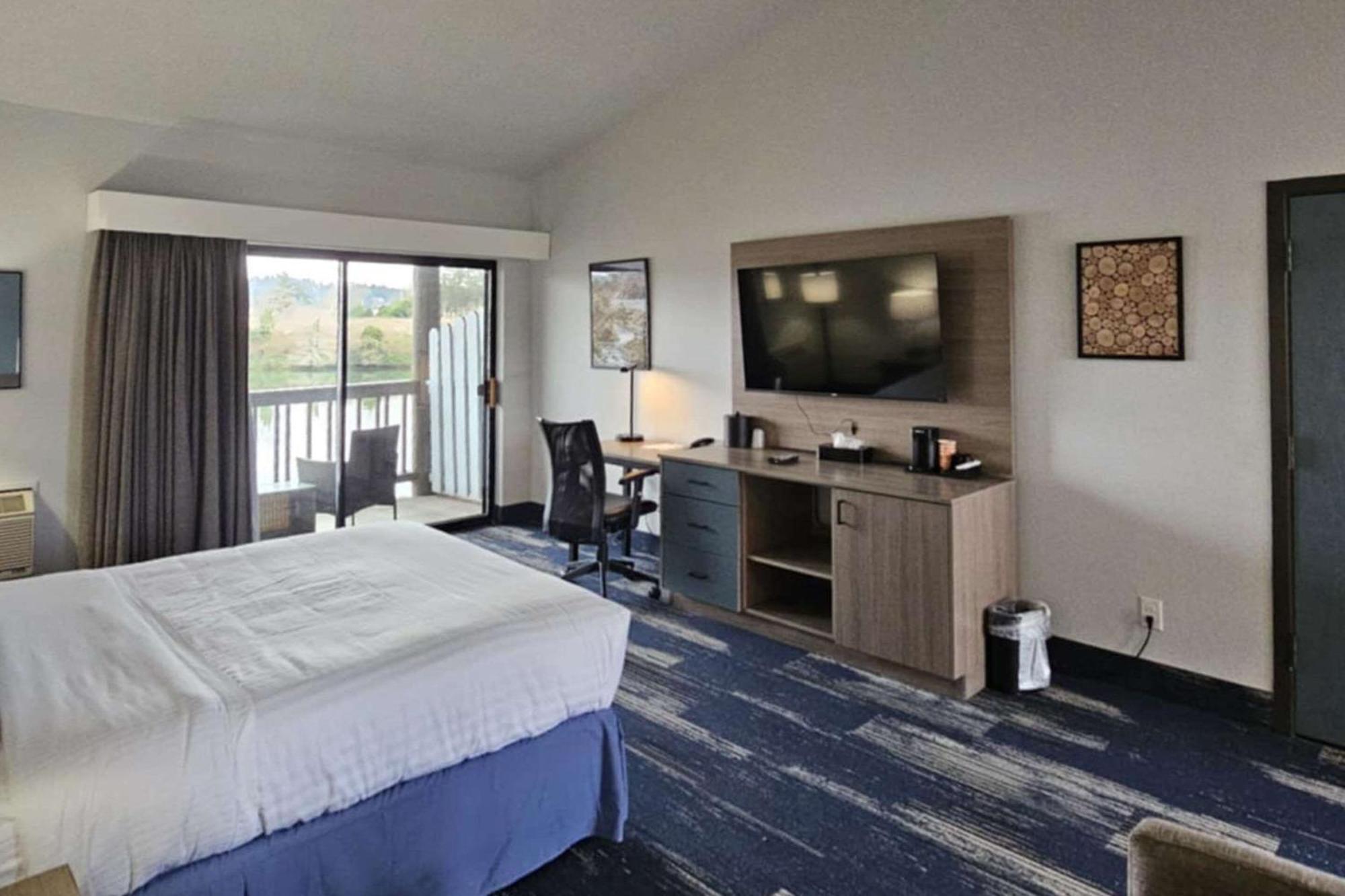 Edgewater Inn And Suites, Ascend Hotel Collection Кус-Бей Экстерьер фото