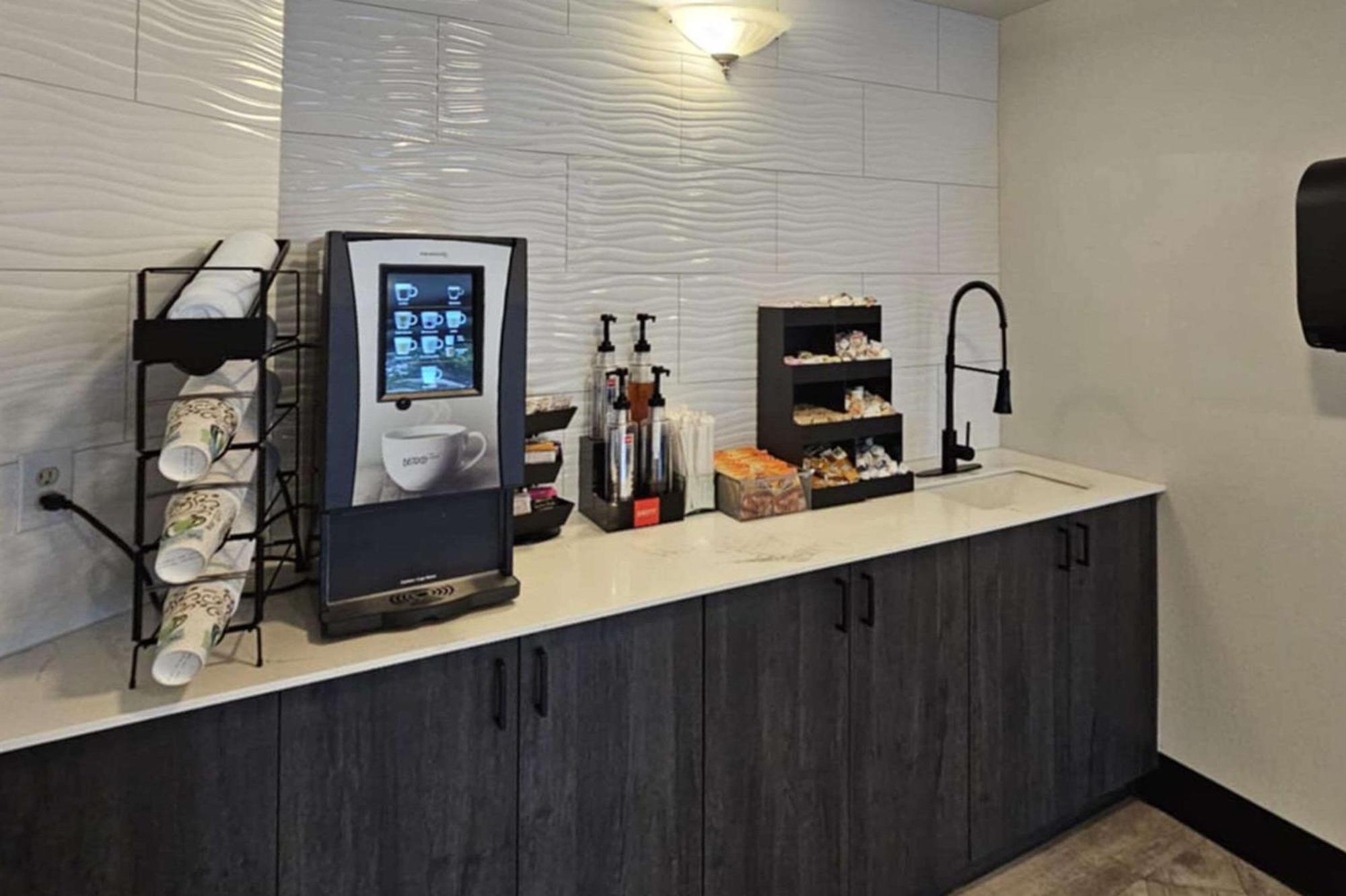 Edgewater Inn And Suites, Ascend Hotel Collection Кус-Бей Экстерьер фото