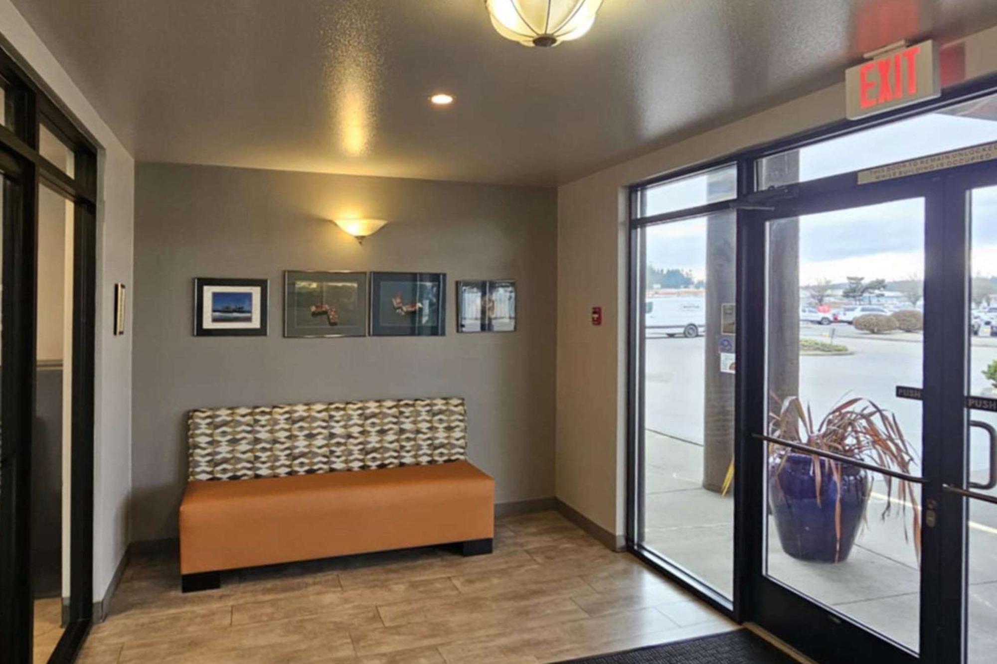 Edgewater Inn And Suites, Ascend Hotel Collection Кус-Бей Экстерьер фото